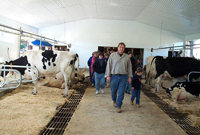 The new barn is completed, and on October 14th, 2002 Warren leads the first visitors on a tour of the new barn. This is the most modern dairn barn anywhere in the area. You can sign up for a farm tours on our webpage.